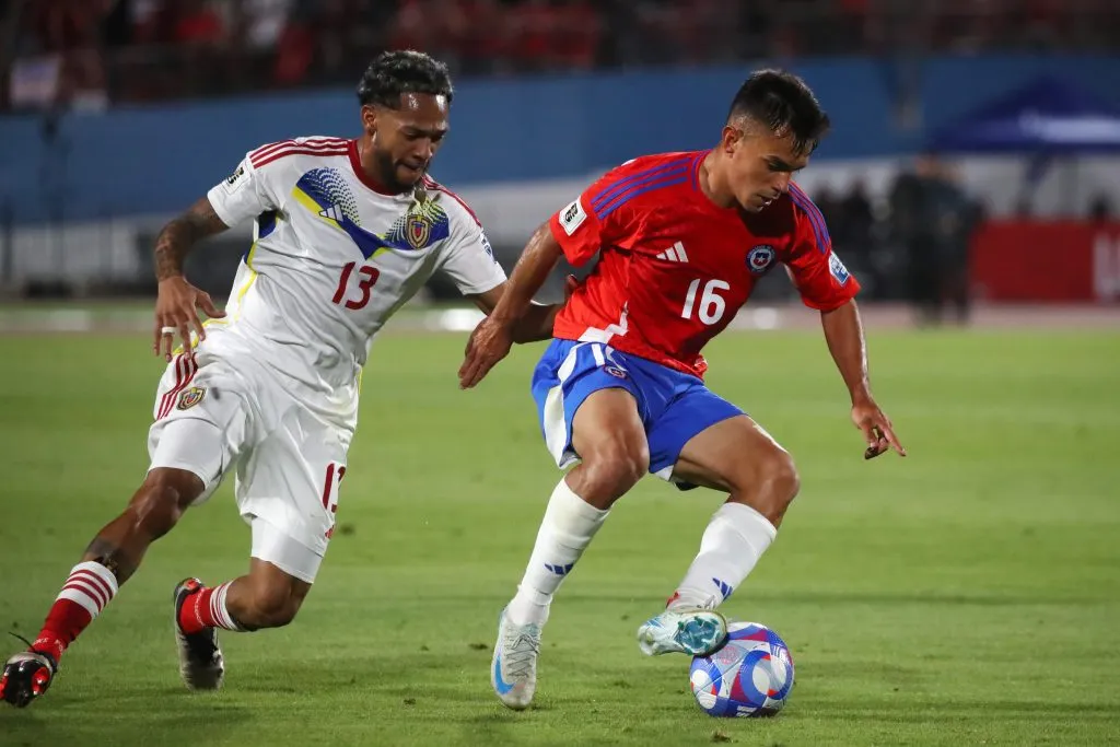 Vicente Pizarro aguanta la marca de José Martínez. (Jonnathan Oyarzun/Photosport).