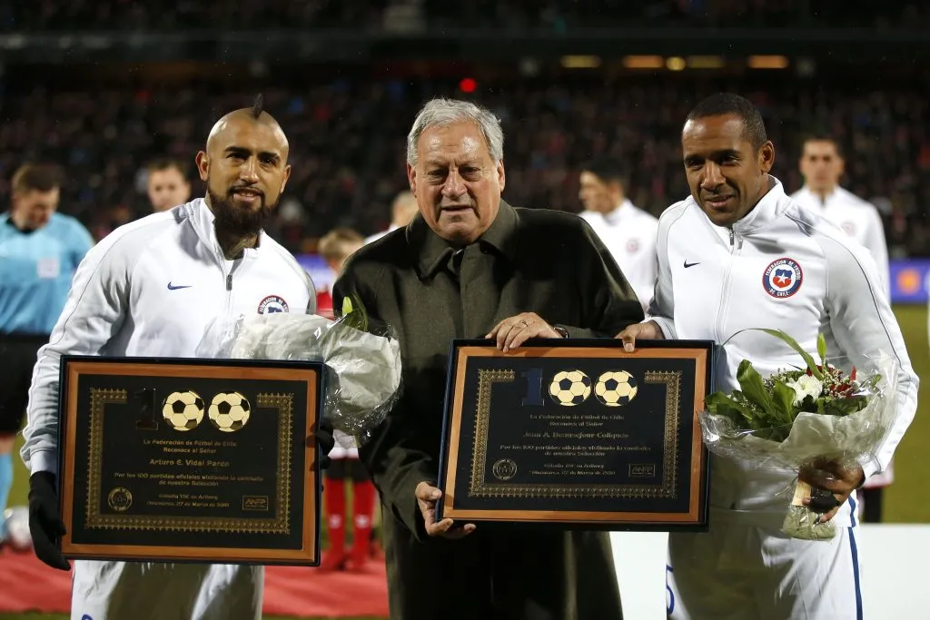 Vidal y Beausejour fueron homenajeados en 2018 antes de un partido contra Dinamarca. (Andres Pina/Photosport).
