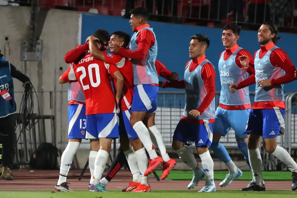 Chile volvió a los abrazos ante Venezuela y celebra después de mucho en las eliminatorias. Foto: Photosport.