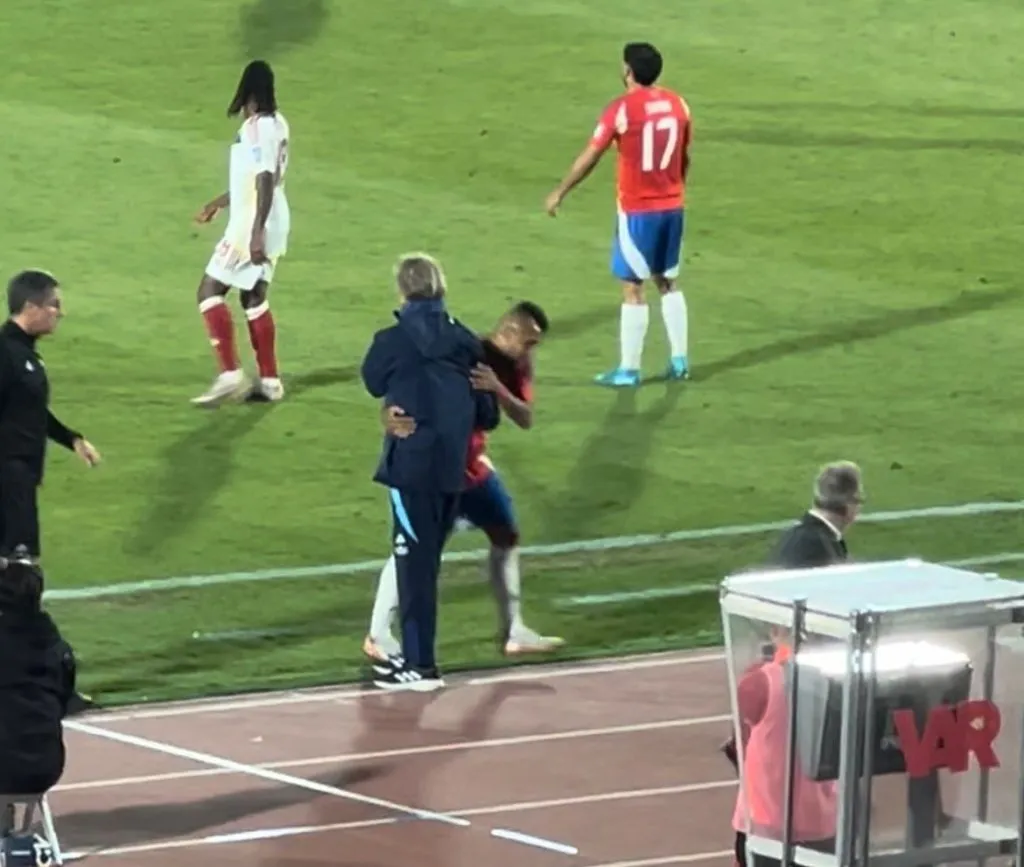 Gareca y el abrazo con Vidal. (Foto: Cristián Fajardo | RedGol).