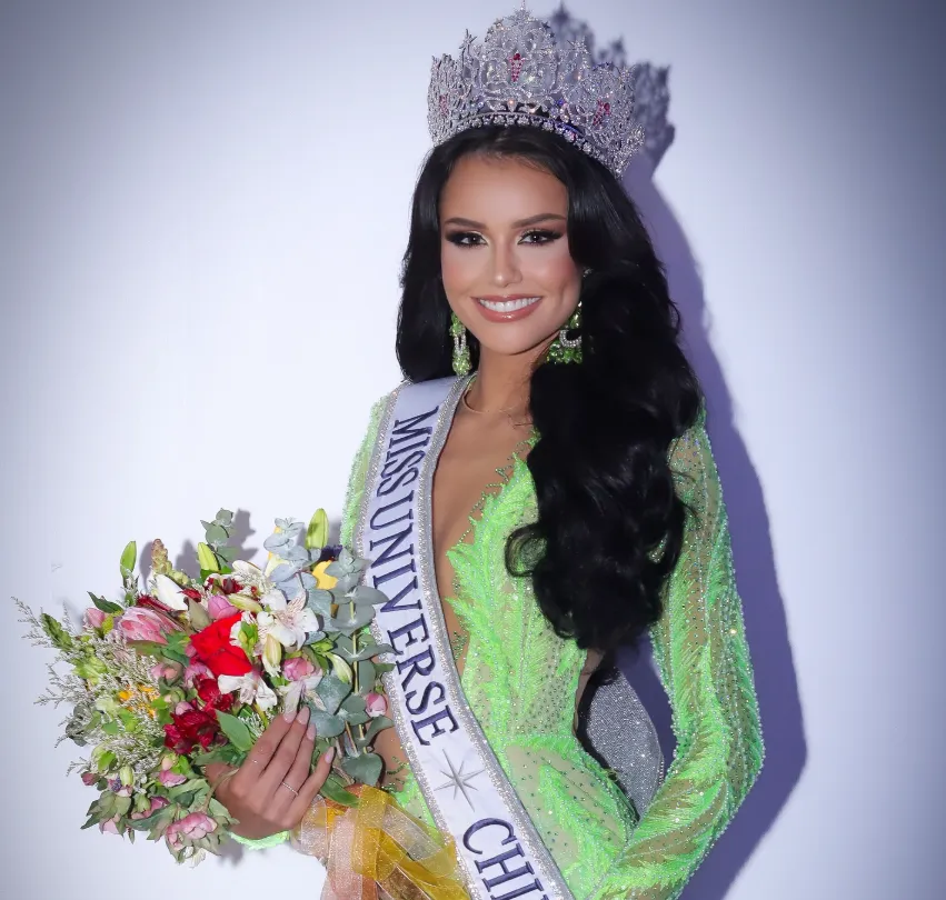 Emilia Dides deja la corona para ponerse la camiseta de Chile previo al partido con Venezuela. Foto: Instagram.