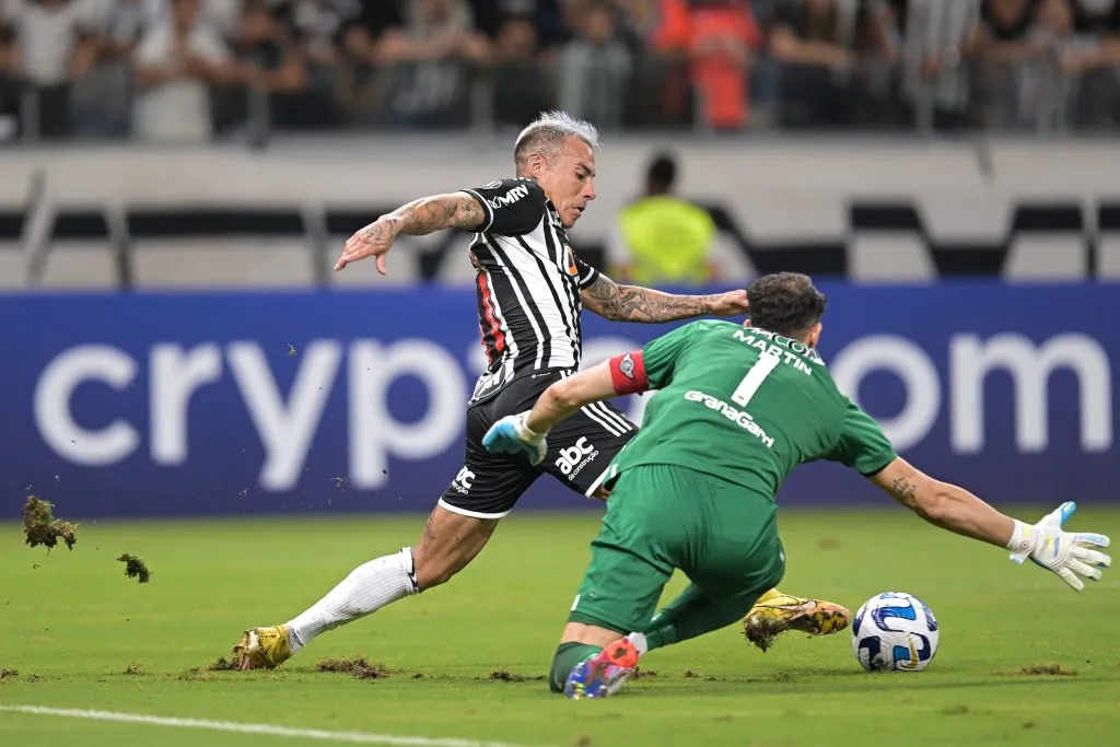 BELO HORIZONTE, BRAZIL – APRIL 06: Eduardo Vargas (L) of Atletico Mineiro and Martín Silva (R) of Libertad fight for the ball during a Group G match between Atletico Mineiro and Libertad as part of Copa CONMEBOL Libertadores 2023 at Mineirao Stadium on April 06, 2023 in Belo Horizonte, Brazil. (Photo by Pedro Vilela/Getty Images)