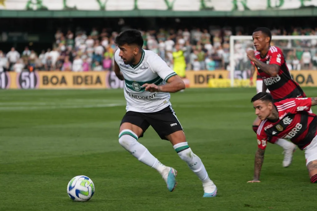 Marcelino Moreno en acción por el Coritiba de Brasil, donde fue compañero de Benjamín Kuscevic.  (Carlos Pereyra).