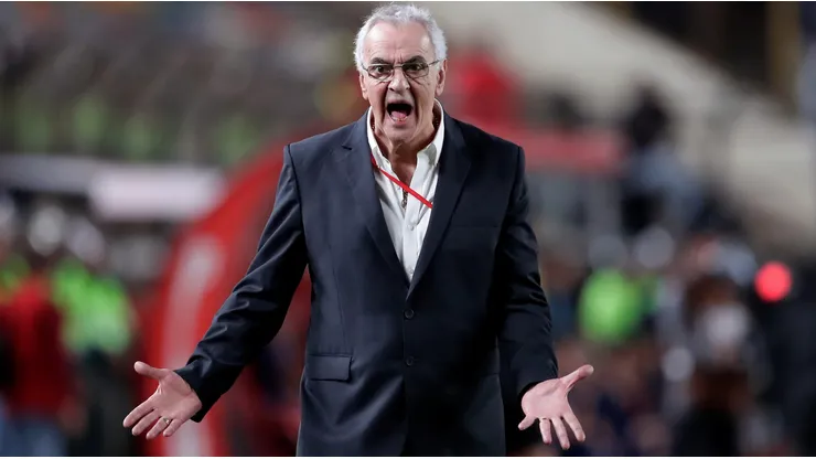 Jorge Fossati, DT de Perú, se pelea con policía de Argentina.