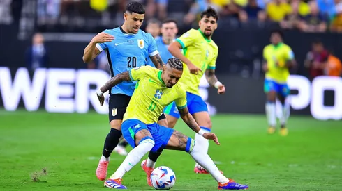 Maximiliano Araújo y Raphinha en el enfrentamiento entre Brasil y Uruguay en la Copa América 2024.