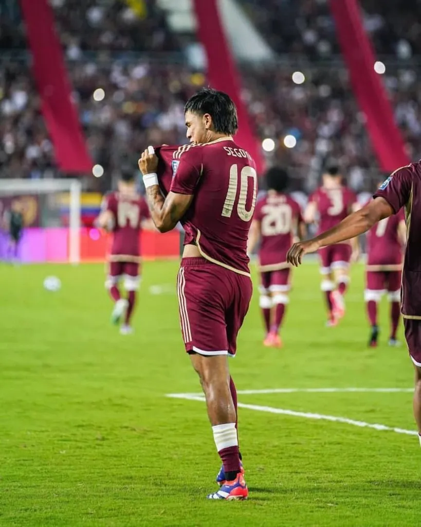 Telasco Segovia festeja el golazo que le marcó a Brasil. (Captura La Vinotinto).