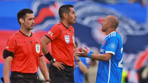 La U vuelve a la cancha tras el polémico empate ante Everton.