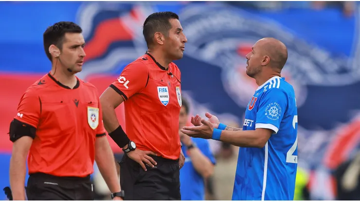 La U vuelve a la cancha tras el polémico empate ante Everton.