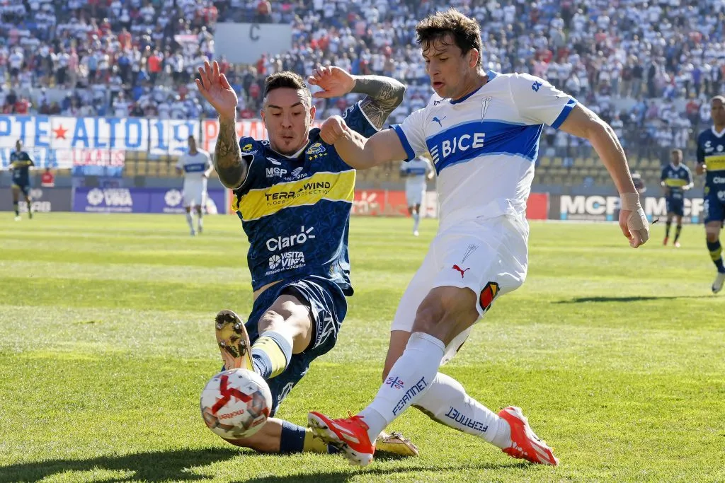 Tomás Asta-Buruaga en acción contra Gonzalo Tapia en un partido entre Everton y la Católica. (Andres Pina/Photosport).