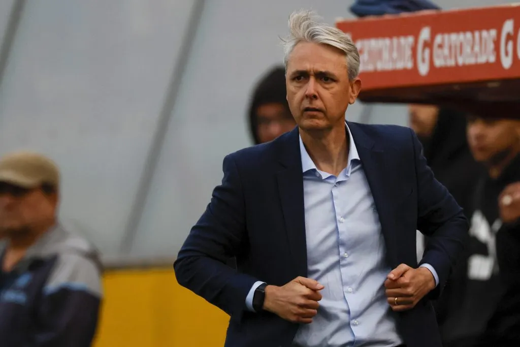 Tiago Nunes tendrá un voto clave en la situación de un jugador cedido. (Andres Pina/Photosport).