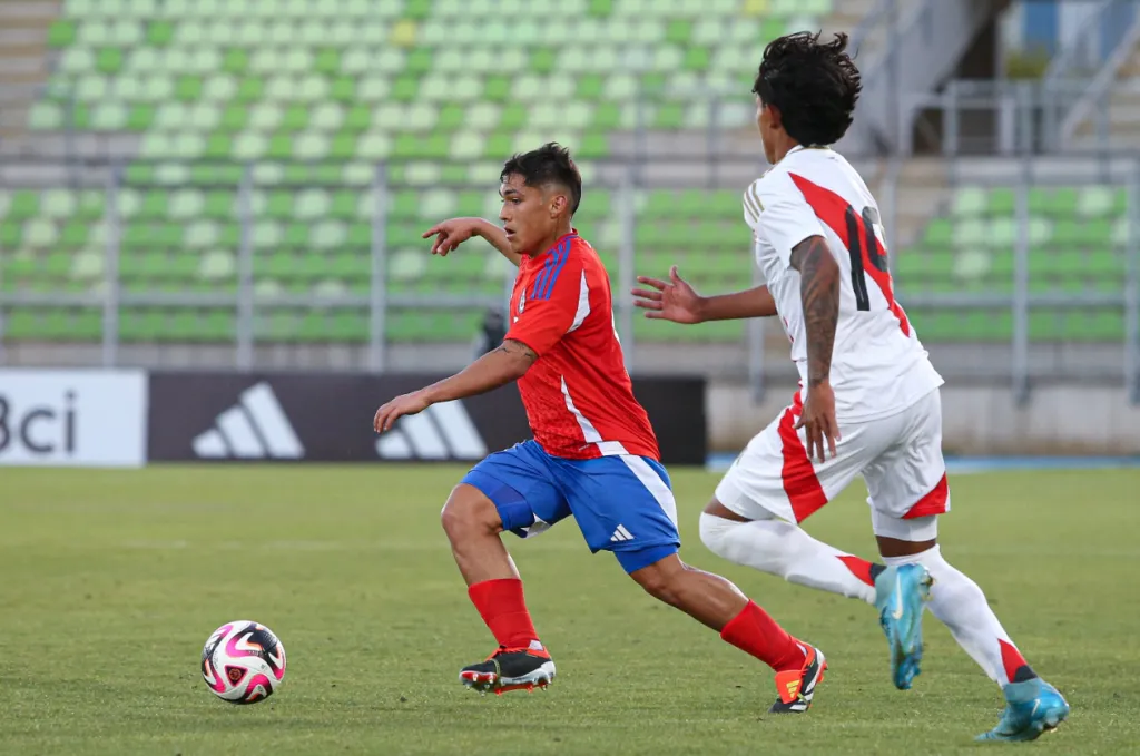Gabriel Pinto en acción ante Perú. (Foto: La Roja).