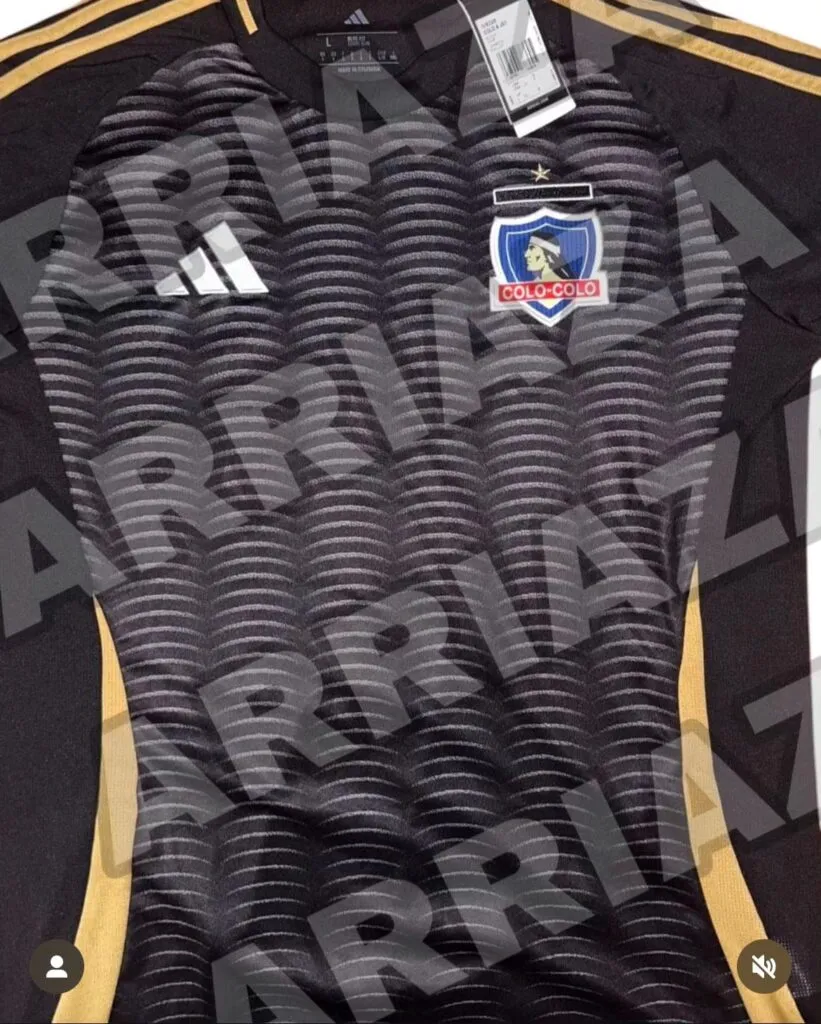 El posible modelo de la camiseta visita de Colo Colo para el 2025.
