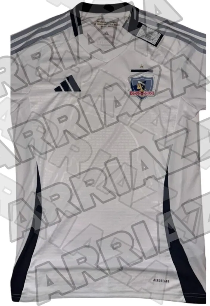 El posible modelo de la camiseta local de Colo Colo para el 2025.
