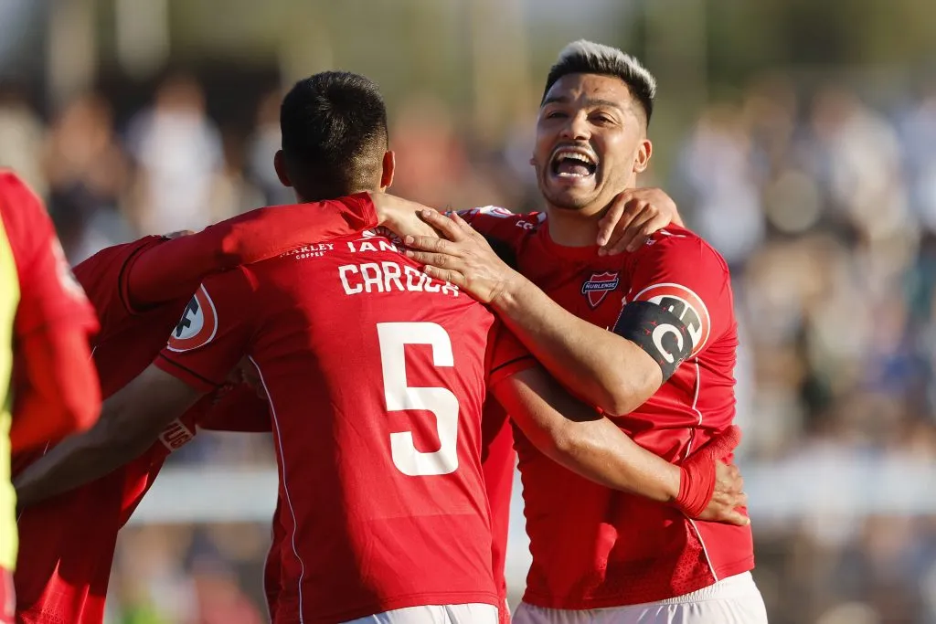 Rafael Caroca y Lorenzo Reyes celebran ante Magallanes. (Pepe Alvujar/Photosport).