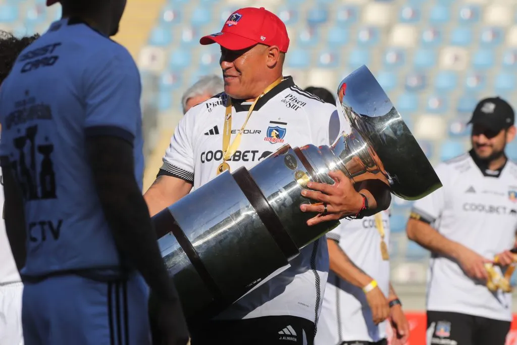Almirón terminó levantando dos trofeos en Colo Colo