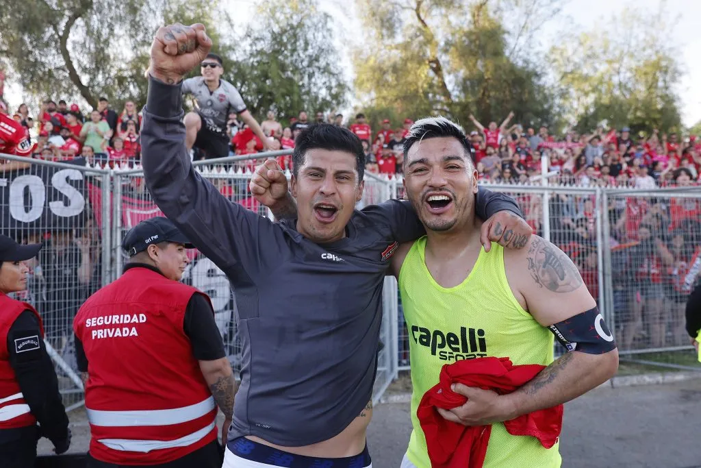 Los jugadores de Ñublense celebraron también la clasificación a la Copa Libertadores. Foto: Pepe Alvujar/Photosport