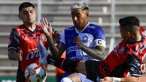 Salvador Cordero en acción ante Deportes Limache.