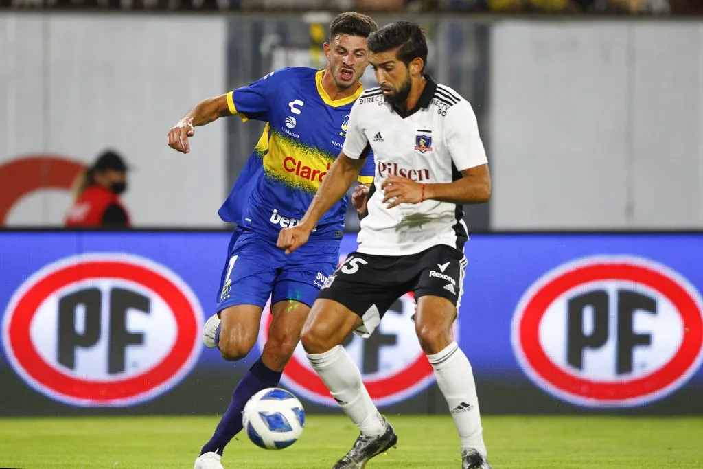 Emiliano Amor en un duelo ante Lucas di Yorio cuando militaba en Everton. (Felipe Zanca/Photosport).