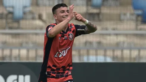 Daniel Castro celebra uno de los dos goles que le convirtió a los Pumas en el regional Calvo y Bascuñán.
