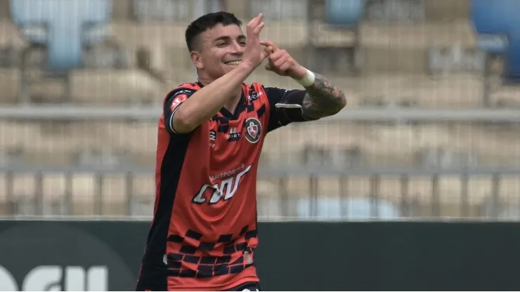 Daniel Castro celebra uno de los dos goles que le convirtió a los Pumas en el regional Calvo y Bascuñán.