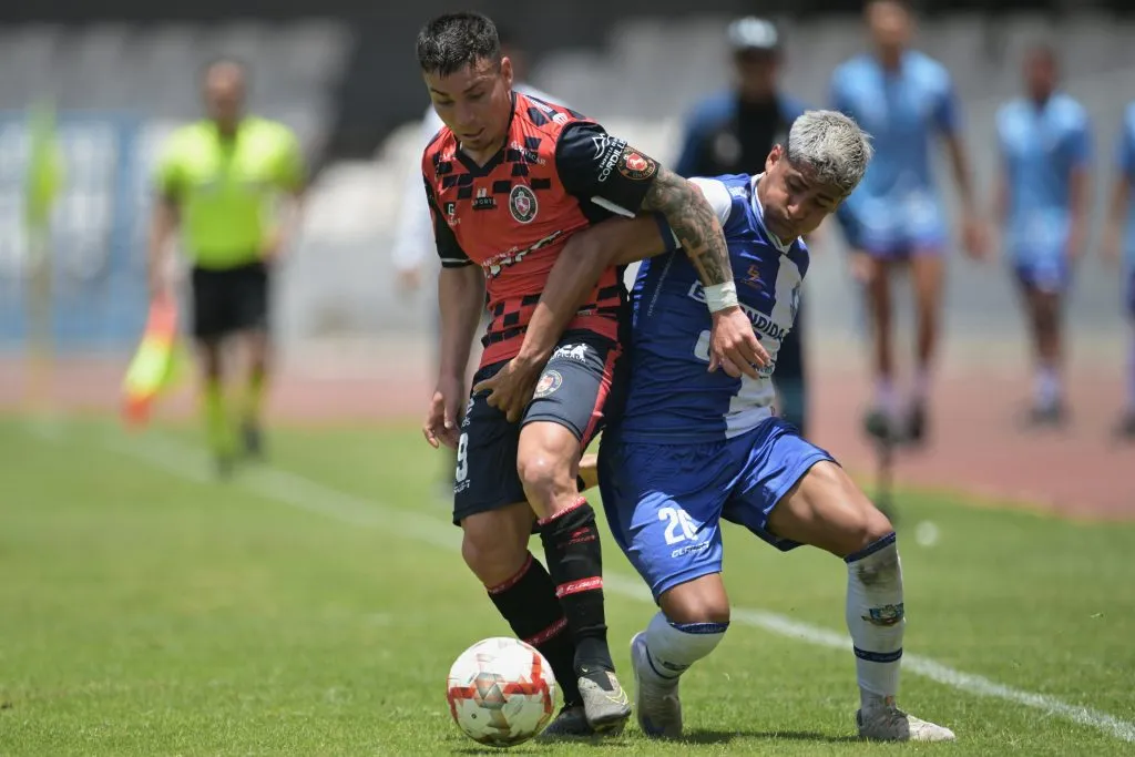 Daniel Castro en acción ante Deportes Antofagasta en un duelo con Lukas Soza. (Pablo Quiroz/Photosport).