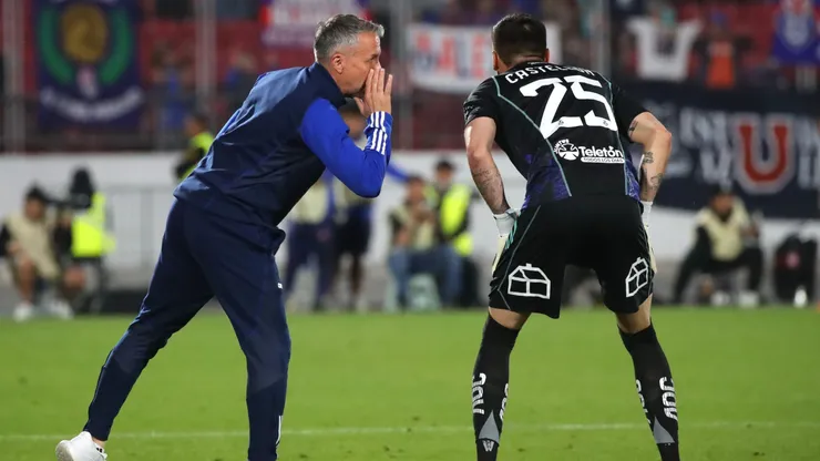 Gustavo Álvarez prueba movimientos en su plantel.