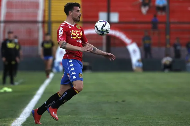 Juan Pablo Gómez podría volver a vestir de rojo. (Jonnathan Oyarzun/Photosport).