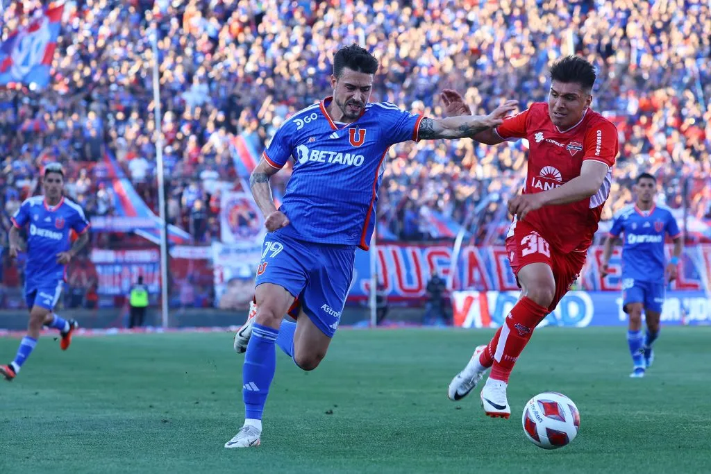 Juan Pablo Gómez en acción por Universidad de Chile ante Ñublense. (Marcelo Hernandez/Photosport).