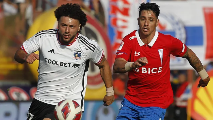 Maxi Falcón lucha una pelota con Fernando Zampedri.