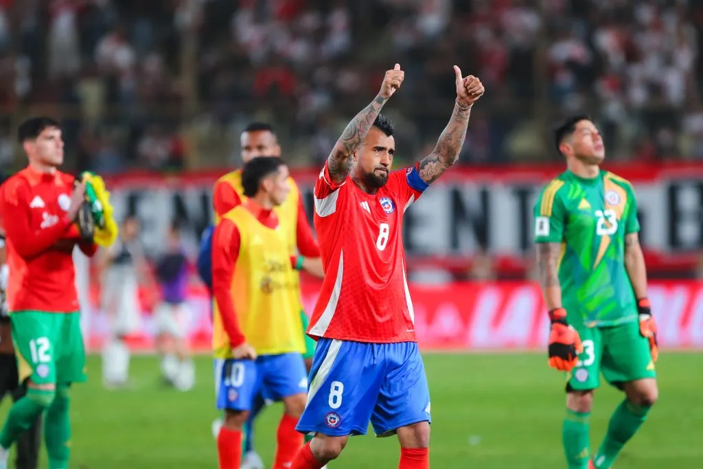 Arturo Vidal se gana los aplausos de los históricos de Chile tras su regreso. Foto: Photosport.