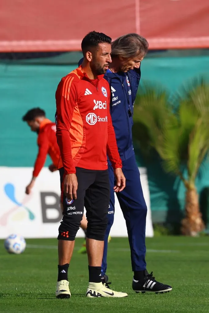 Tras haberlo sacado del proceso sin explicación, Ricardo Gareca vuelve a citar a Mauricio Isla en Chile. Foto: Photosport.