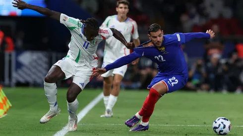 Moise Kean y Theo Hernandez en el último enfrentamiento entre Italia y Francia, en la UEFA Nations League 2024/25.