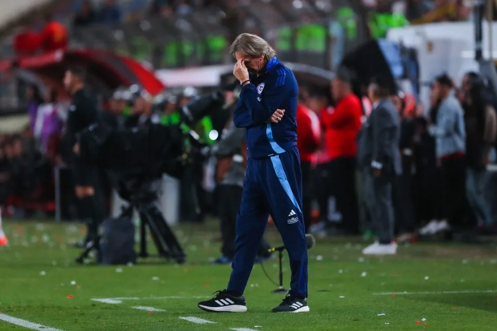 Ricardo Gareca sumó su primer punto con Chile en eliminatorias, pero quedó del tamaño de un poroto en comparación con Arturo Vidal. Foto: Photosport.