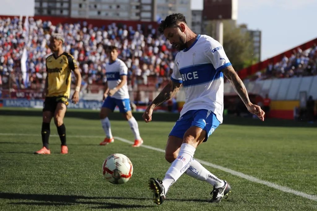 Queno Mena se quedará en la Católica por dos temporadas más