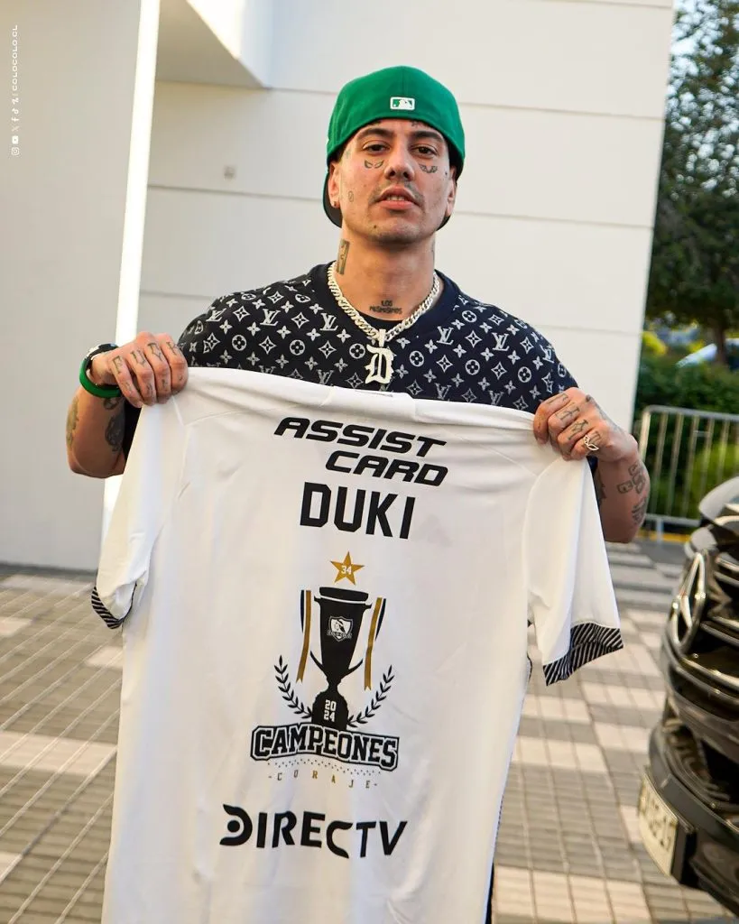 Duki con la camiseta conmemorativa de la estrella 34 (Colo Colo)