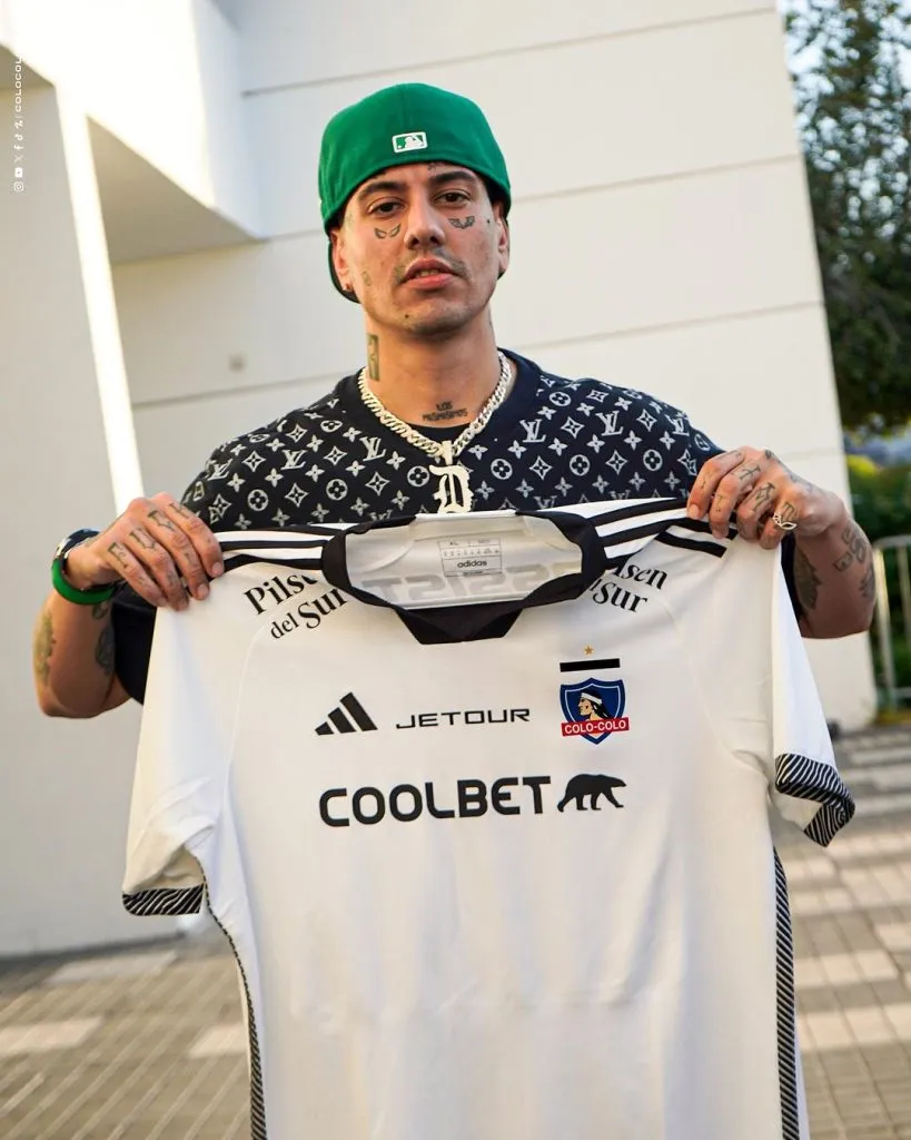 Duki con la camiseta conmemorativa de la estrella 34 (Colo Colo)