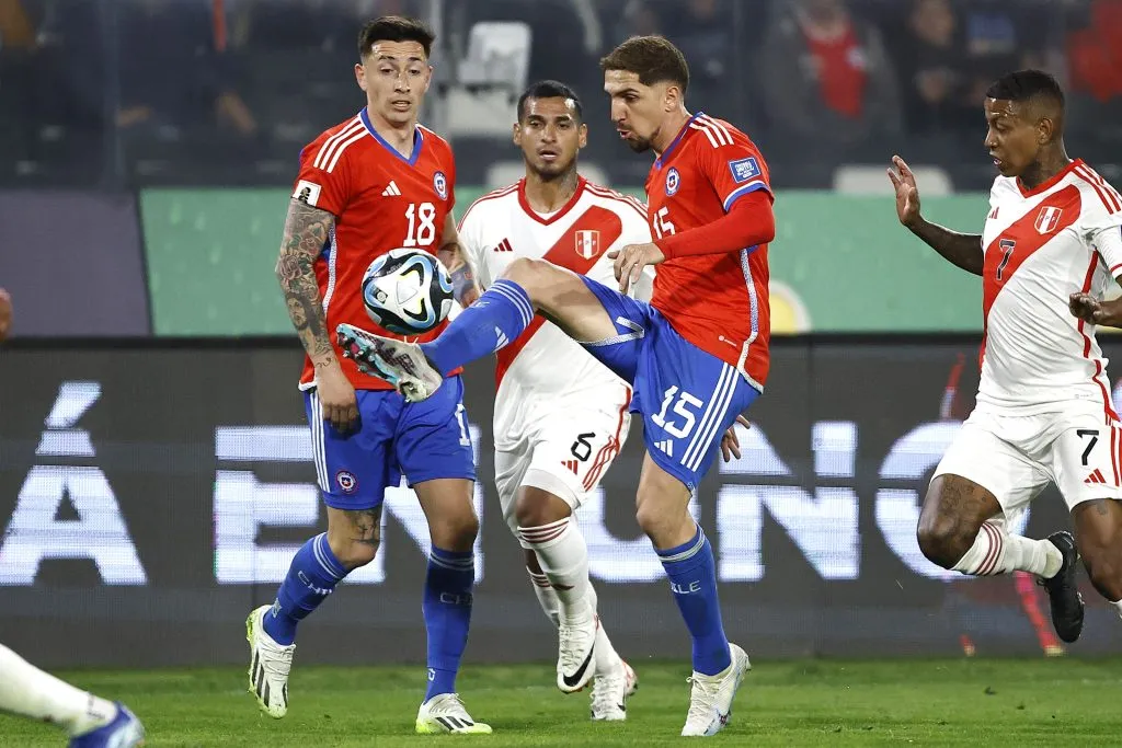 Chile y Perú chocan buscando alejarse del último lugar de la tabla de posiciones. Foto: Photosport.