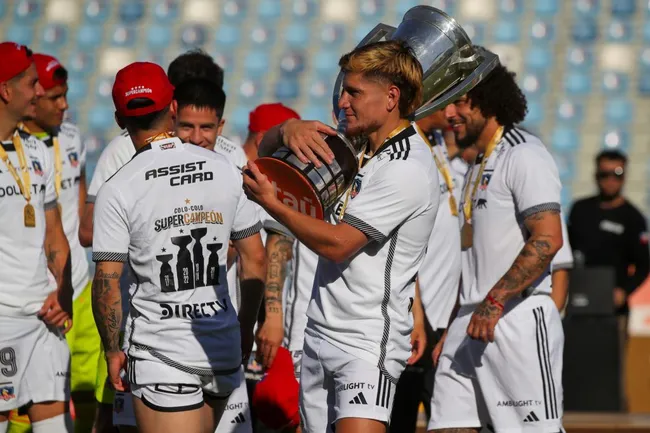 Leo Gil festeja la Supercopa de Colo Colo. (Jonnathan Oyarzun/Photosport).
