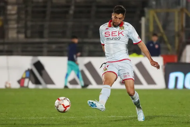 Jeyson Rojas jugó en Unión Española un total de nueve partidos, donde anotó un gol y entregó una asistencia. Si se queda en Colo Colo, deberá pelear por un puesto con Mauricio Isla y Óscar Opazo. | Foto: Photosport.