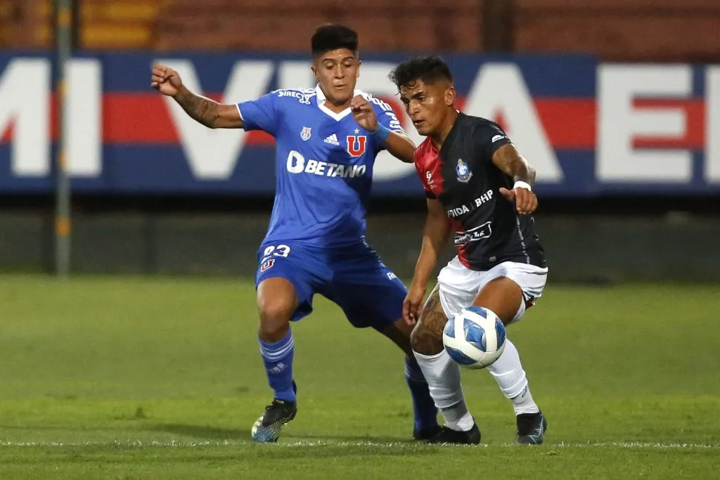 Ariel Uribe en acción ante U de Chile con la camiseta de Deportes Antofagasta. (Jonnathan Oyarzun/Photosport).