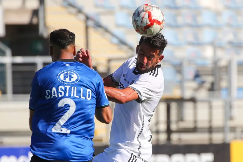 Mauricio Isla en acción contra Antonio Castillo en la Supercopa. (Jonnathan Oyarzun/Photosport).