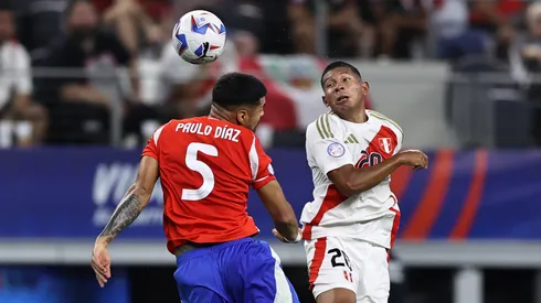 Paulo Díaz y Edison Flores en el juego de Perú vs Chile, en la Copa América 2024.