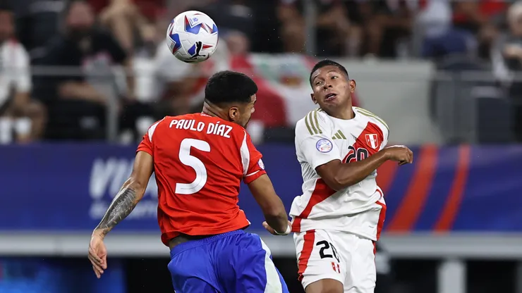 Paulo Díaz y Edison Flores en el juego de Perú vs Chile, en la Copa América 2024.