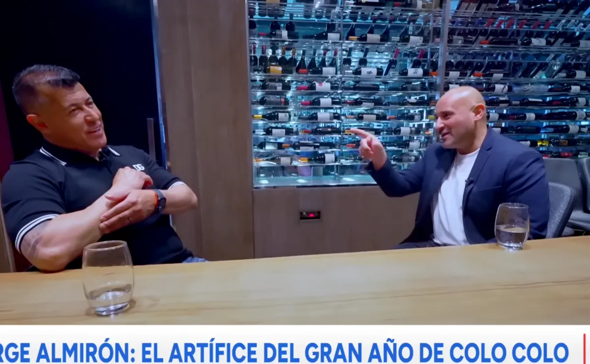 Sergio Pinto le recuerda a Almirón la carcajada que se hizo viral. (