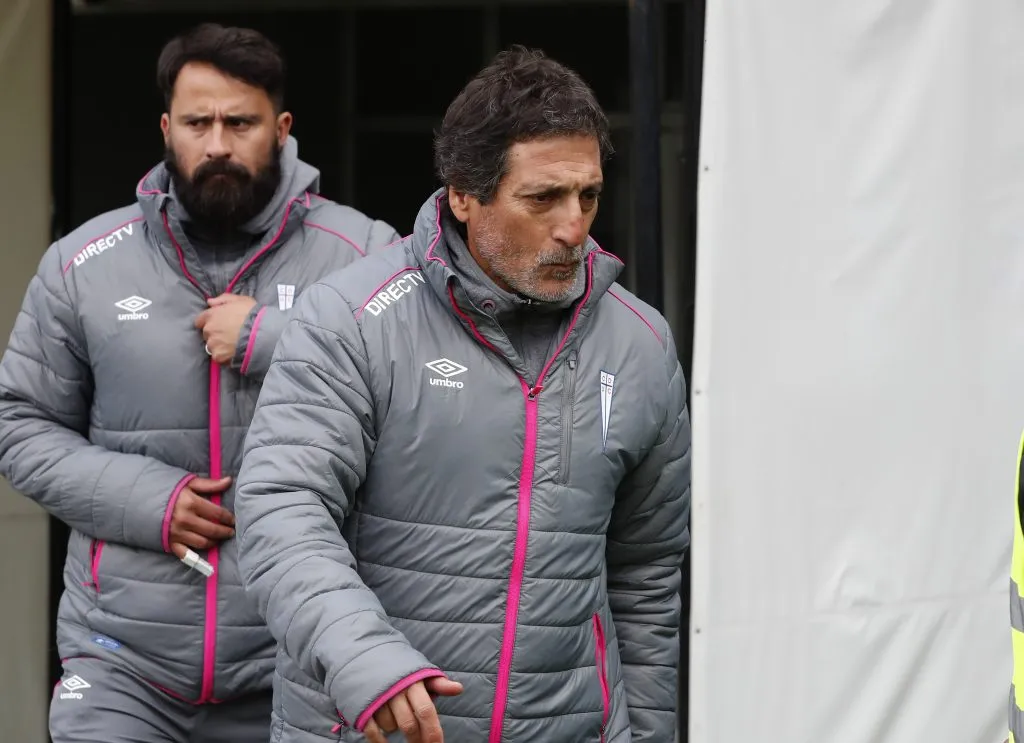 Osvaldo Alegría será preparador físico de Iquique. En la foto, detrás de Mario Salas en la UC. (Martin Thomas/Photosport).