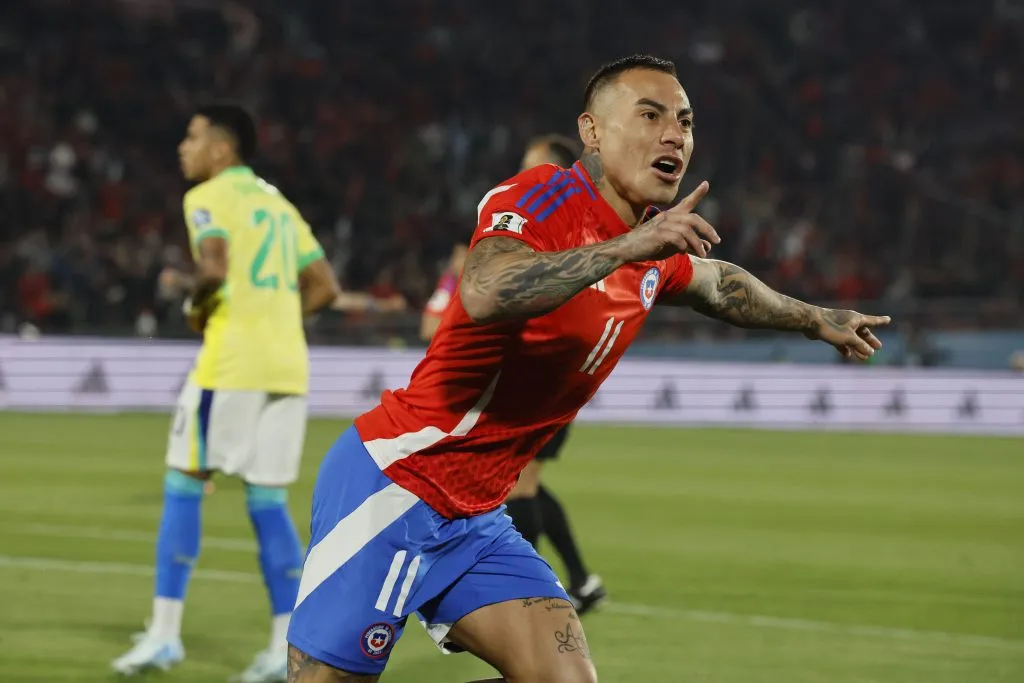 Eduardo Vargas está con la selección chilena, donde podrían existir conversaciones con la U. Foto Andres Pina/Photosport