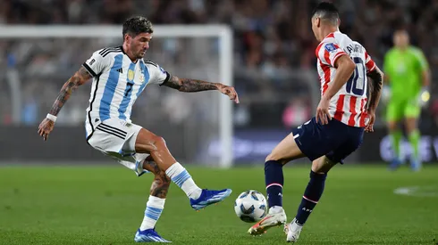 Rodrigo De Paul y Miguel Almirón en el juego entre Argentina y Paraguay en las Eliminatorias Sudamericanas 2026.