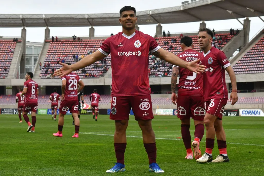 Lionel Altamirano abrió muchos partidos complejos para La Serena gracias a sus goles. (Alejandro Pizarro Ubilla/Photosport).