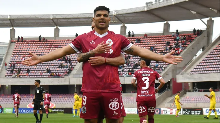 Futbol, Deportes La Serena vs San Luis. Fecha 23, campeonato Ascenso 2024. El jugador de Deportes La Serena Lionel Altamirano, centro, celebra con sus companeros su gol contra San Luis durante el partido de primera division B disputado en el estadio La Portada en La Serena, Chile. 25/08/2024 Alejandro Pizarro Ubilla/Photosport Football, Deportes La Serena vs San Luis. Date 23, Ascenso 2024 championship. Deportes La Serena's player Lionel Altamirano, center, celebrates with teammates after scoring against San Luis during the first division B match at the La Portada in La Serena, Chile. 25/08/2024 Alejandro Pizarro Ubilla/Photosport