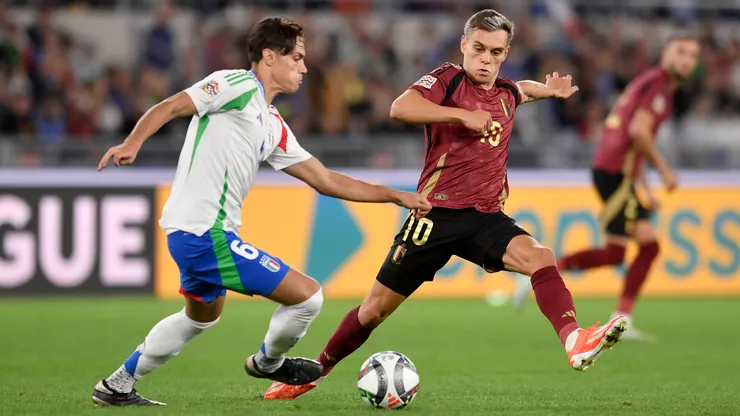 Samuele Ricci y Leandro Trossard en Italia vs Bélgica, en la fecha 3 de la UEFA Nations League 2024/25.
